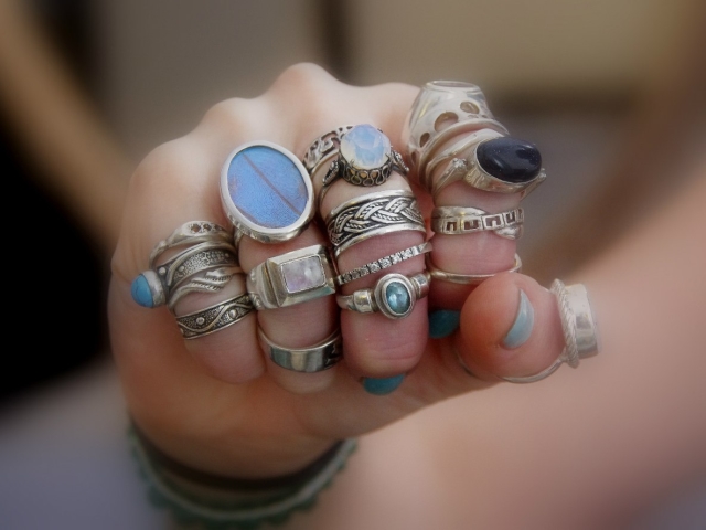 Melyik ujjal kell viselnie egy nőt, elvált és özvegy gyűrűt? Melyik ujjain viselhet gyűrűt, és amelyen nem tudsz?