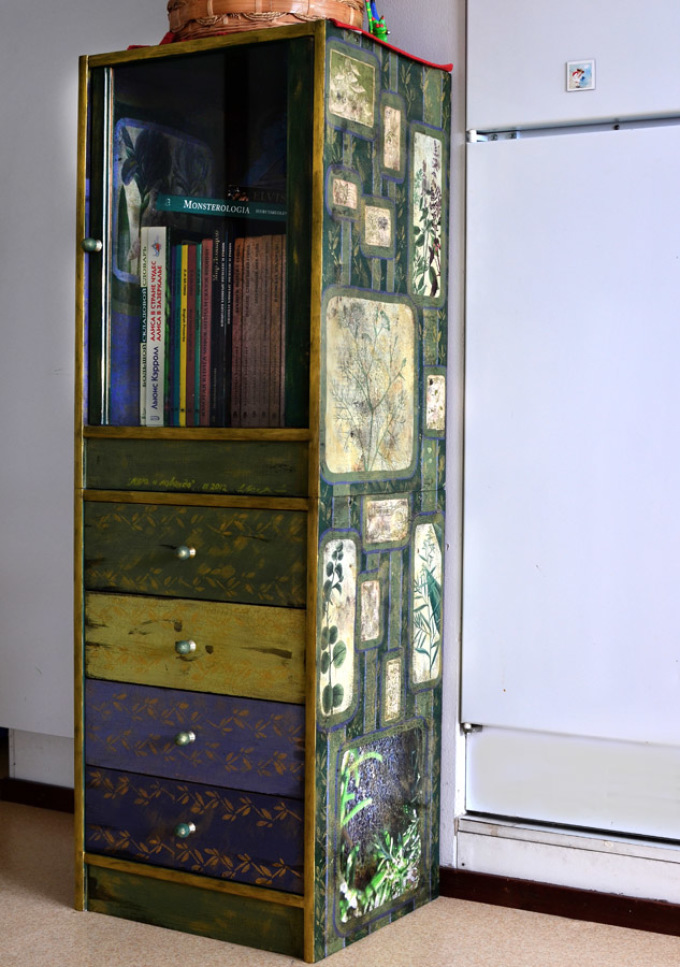 Decoupage of a small cabinet in the style of Provence