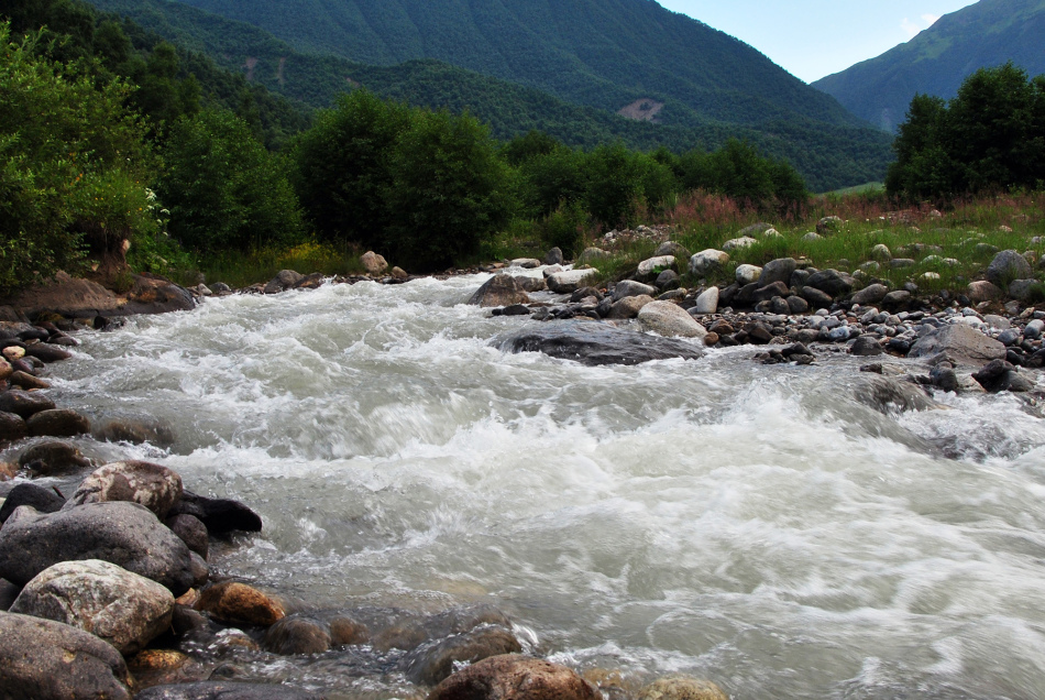 Une rivière Stormy dans un rêve prédit une période passionnante, une détérioration de la santé.