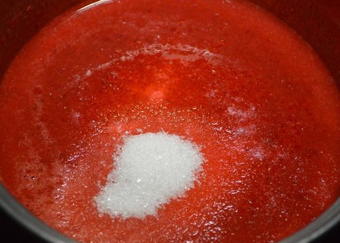 Добавляем сахар и воду в клубничное пюре