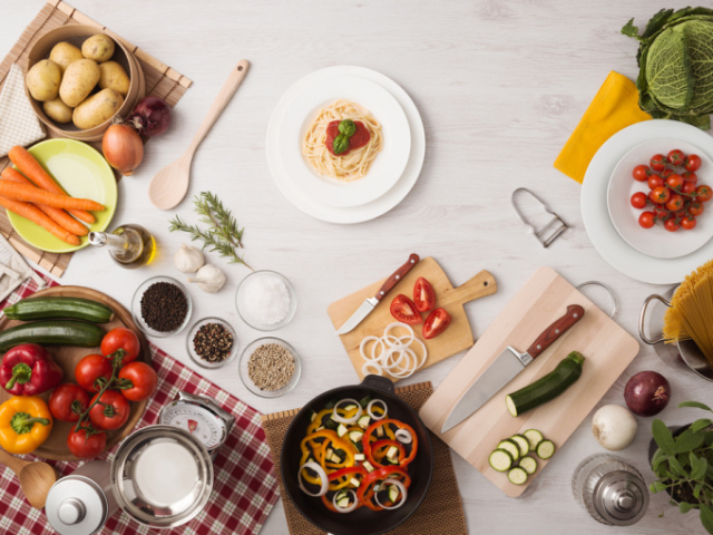 Ce qui peut être préparé pour le déjeuner: lagman avec de la viande, la soupe avec du bœuf, la soupe dure avec du boulgour, le méli-mélo, le pilaf, la pâte avec des champignons et les épinards, la casserole de pomme Cupidon-Recipes des plats les plus délicieux avec cuisson étape par étape