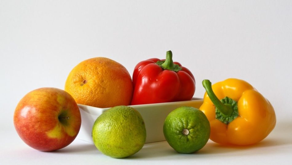 Buah -buahan dan sayuran diletakkan di atas meja yang membantu mengatasi depresi