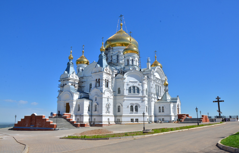 Крестовоздвиженский собор на территории монастыря