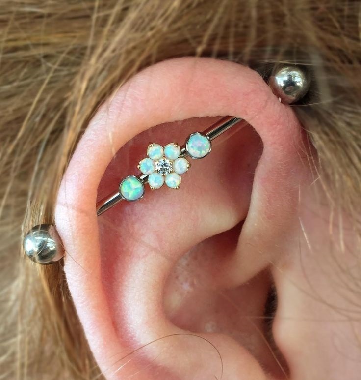 Piercing de la oreja Industrial: Estrella de flores