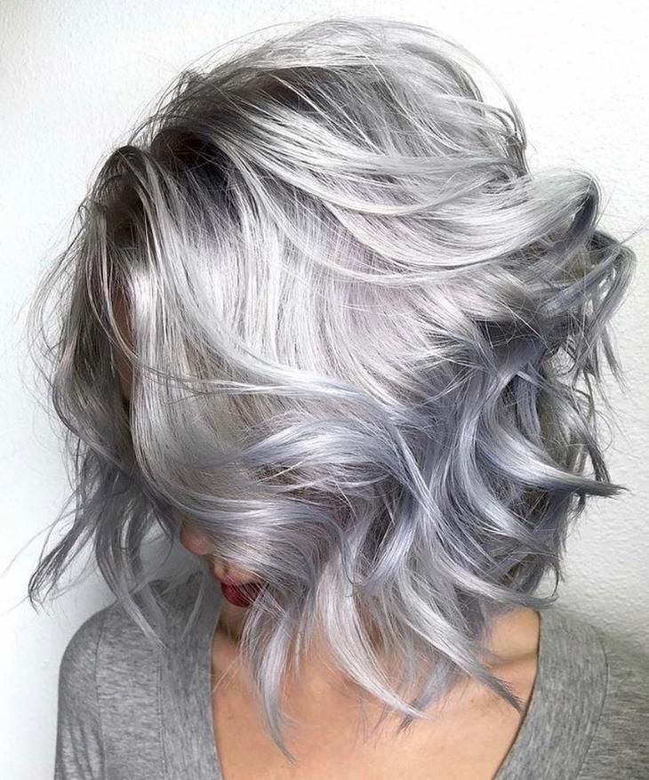 Серебристый цвет волос.