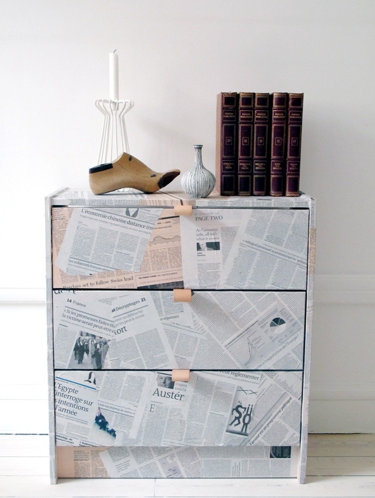 Decoupage of the chest of drawers with old newspapers