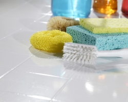 Πώς να πλύνετε τα κεραμίδια στο μπάνιο, στο πάτωμα χωρίς λεκέδες, να λάμπουν: μέσα, λαϊκές μέθοδοι, συμβουλές. Πώς να πλύνετε το κεραμίδι στο μπάνιο μετά την επισκευή: κεφάλαια, συμβουλές.