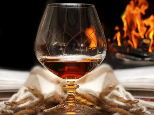 Come bere cognac sull'etichetta - con cosa, da quali occhiali e cosa mordere: la cultura del bere cognac. Bevono cognac: con quale succo, caldo o freddo? Quanto puoi bere cognac?