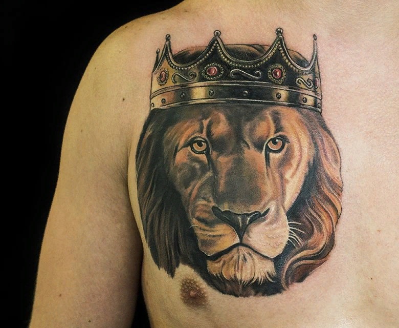 Нагрудное изображение льва с короной