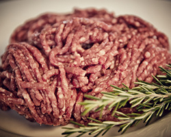 Hogyan lehet gyorsan és helyesen leolvasztani a darált húst a mikrohullámú sütőben, a sütőben, a hűtőszekrényben?