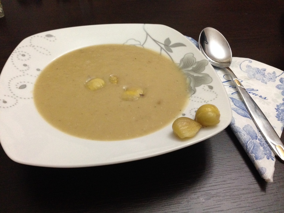 Минималистичный вариант подачи крем-супа из каштанов