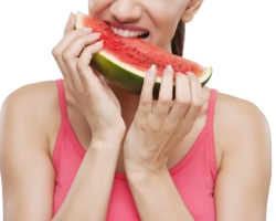 Berapa banyak kalori, karbohidrat, protein, gula dalam semangka? Apakah mungkin menurunkan berat badan atau menjadi lebih baik dari semangka?