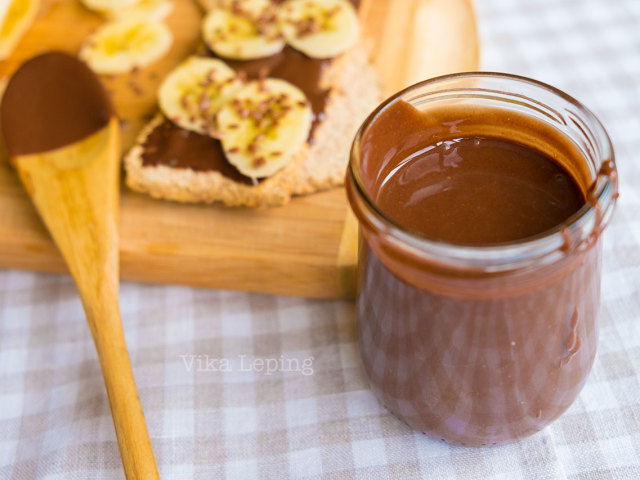 Préparation de pâtes au chocolat sucré, comme Nutella à la maison avec des noix et pas de noix, avec du chocolat, du café: de délicieuses recettes