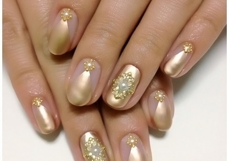 Delicate gold manicure