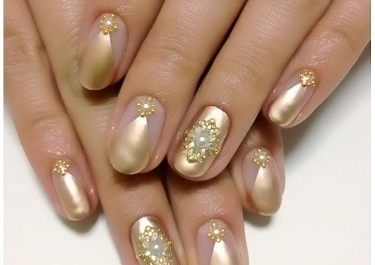 Delicata manicure d'oro