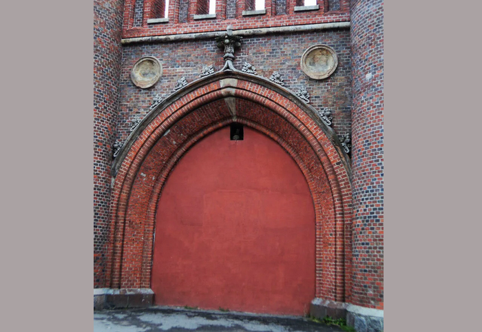 Красные ворота дома