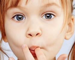 Miért bántalmazzák a gyerekeket a körmökkel: okok? Hogyan lehet elválasztani egy gyermeket a körmök harapására: a szakemberek legnépszerűbb módszerei és tanácsai