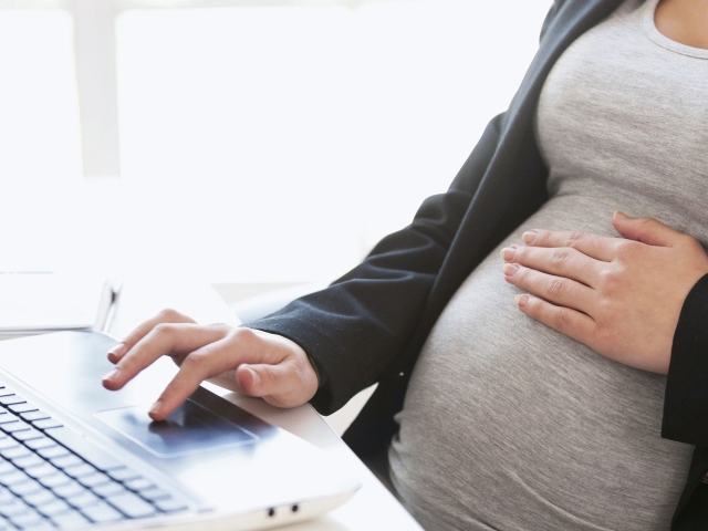 How many obstetric weeks, months of pregnancy do women go on maternity leave to the Russian Federation, Ukraine? Can a woman go on maternity leave earlier or later than the due date?