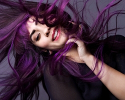 Bagaimana dan bagaimana Anda bisa mewarnai rambut dengan indah? Pewarnaan rambut dalam ungu: aturan, cat yang direkomendasikan, teknik untaian pewarnaan, ujung rambut, contoh foto dengan rambut merah-violet, coklat ungu, hitam dan ungu