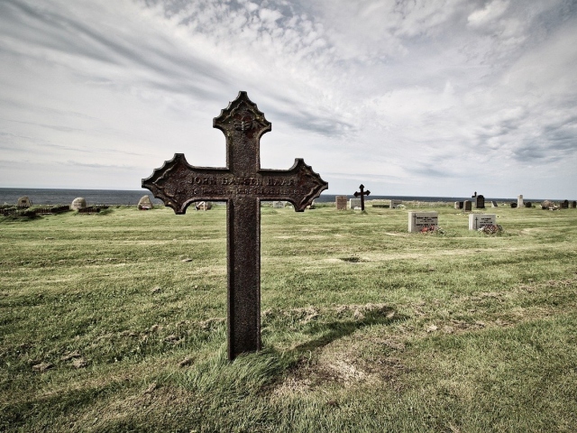Можно ли целовать могильный крест или памятник на кладбище?