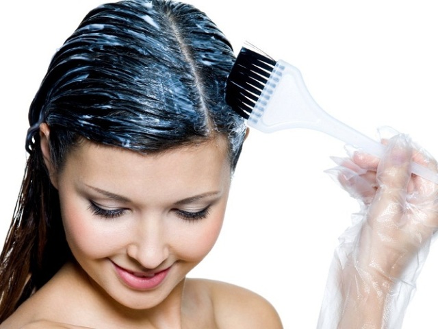 Was muss darauf vorbereitet werden, Haare zu Hause zu färben? Wie färben Sie Ihre Haare selbst: Wurzeln, Tipps, Locken entlang der gesamten Länge, graues Haar? Wie viel kann man Farbe behalten und wie man es richtig abwaschen? Wie färbe ich deine Haare mit Henna und Basma? So färben Sie Ihre Haare selbst: Tipps