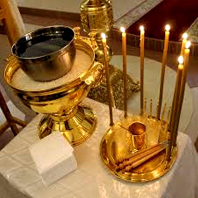 Ko prevlečete na mizo, mora biti velika posoda z zrnom, na njem je majhna z oljem, 7 sveč pa je prižganih.
