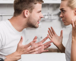 If a man waves his hand in the face of a woman: what does this mean in the language of gestures?