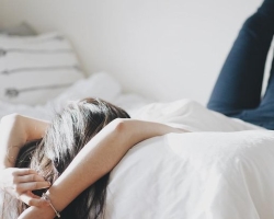 Τι δεν μπορεί να γίνει στο κρεβάτι για να μην καταστρέψει τη σχέση; Κακές συνήθειες στο κρεβάτι - Πρόοσκους του χωρισμού: Λίστα