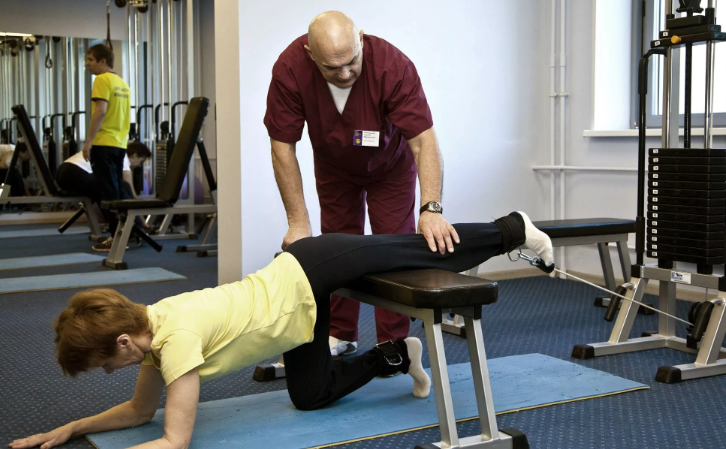 Gymnastics lessons according to the method of Dr. Sergei Bubnovsky with pain in the hip joint