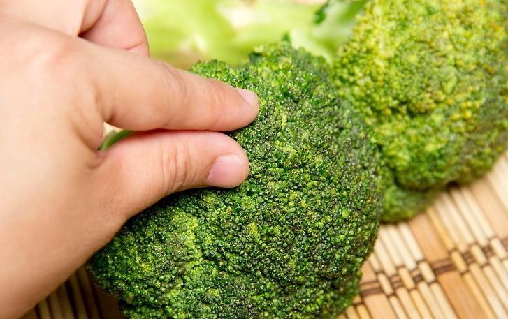 Brokoli sedikit menguning di kulkas