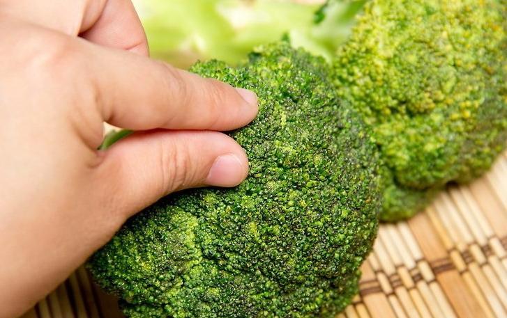 I broccoli ingialliti un po 'in frigorifero