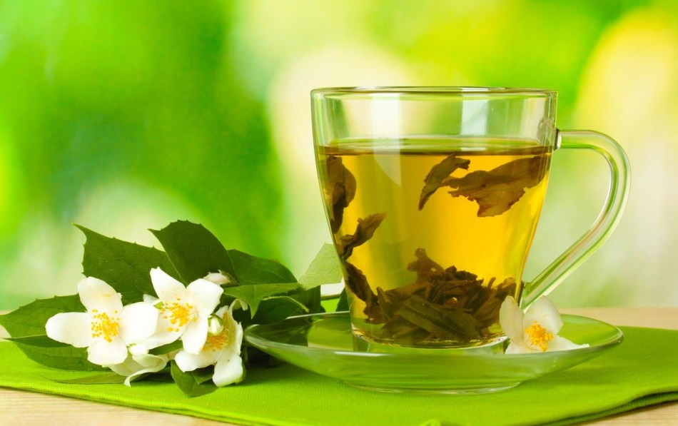 Tasse de thé vert avec de l'herbe