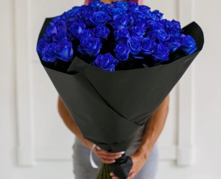 Bouquet con rosas azules en embalaje negro