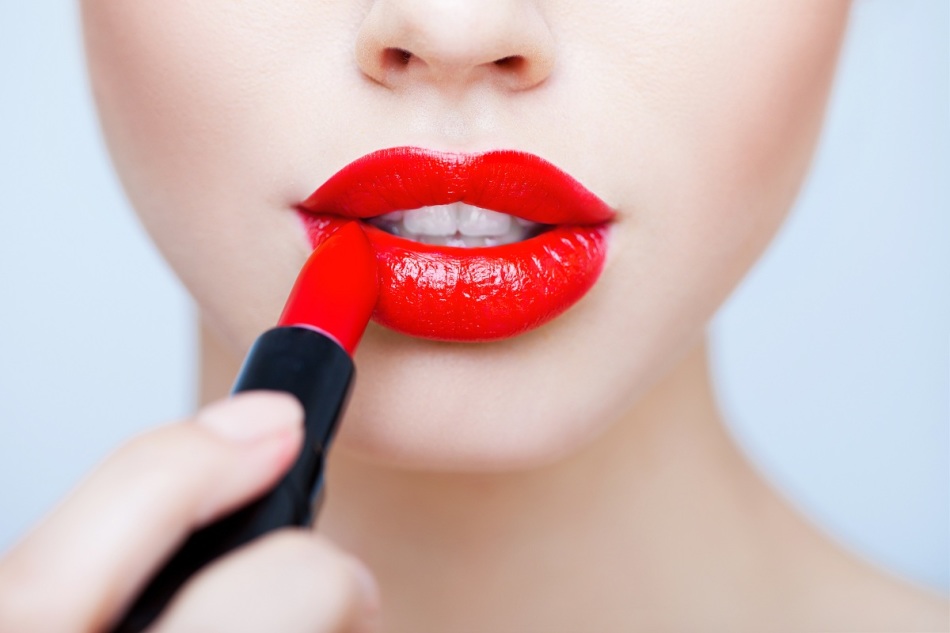 Why dream of painting lips with red lipstick?