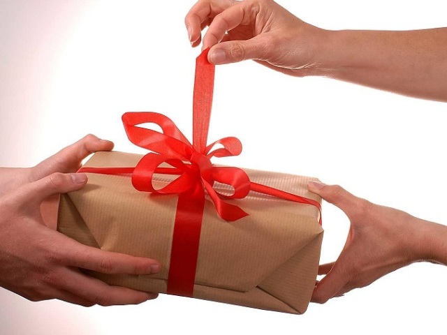 Почему нельзя передаривать подарки: приметы