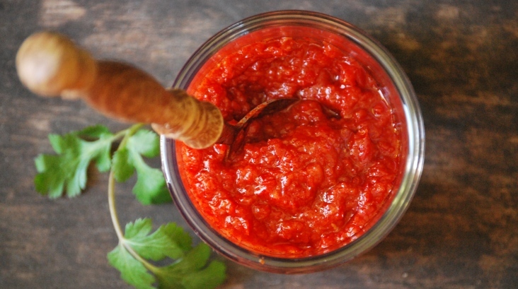 Paradižnikova omaka skozi mesno mlinček za zimo
