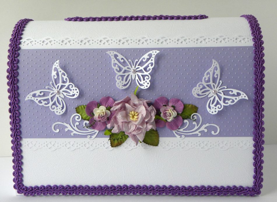 Нежный свадебный сундучок, украшенный бабочками