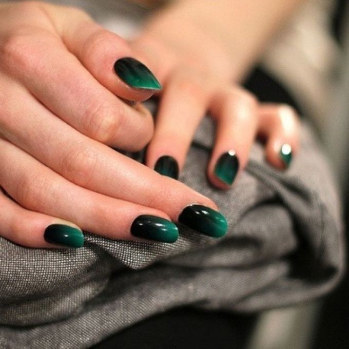 Классическое омбре на ногтях черно-зеленого цвета