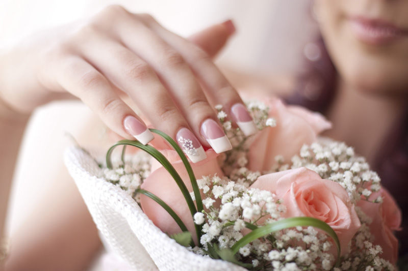 La manicure del matrimonio si avvicina all'immagine della sposa