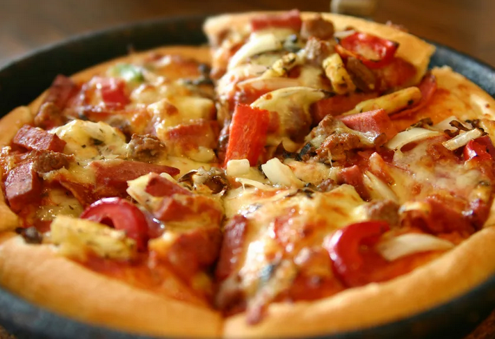 Pizza buatan sendiri dari sosis di wajan