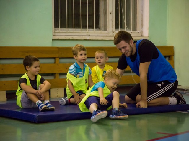 Трябва ли да принудя детето да отиде на чашите? Какви кръгове се нуждаят от детето? Детето се нуждае от кръгове и секции?