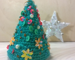 Kročkanje jelke: pletenje puhastega božičnega drevesa, navodila za pletenje preprostega božičnega drevesa za začetnike