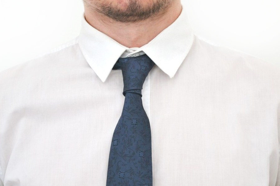 Завязывать узкий галстук