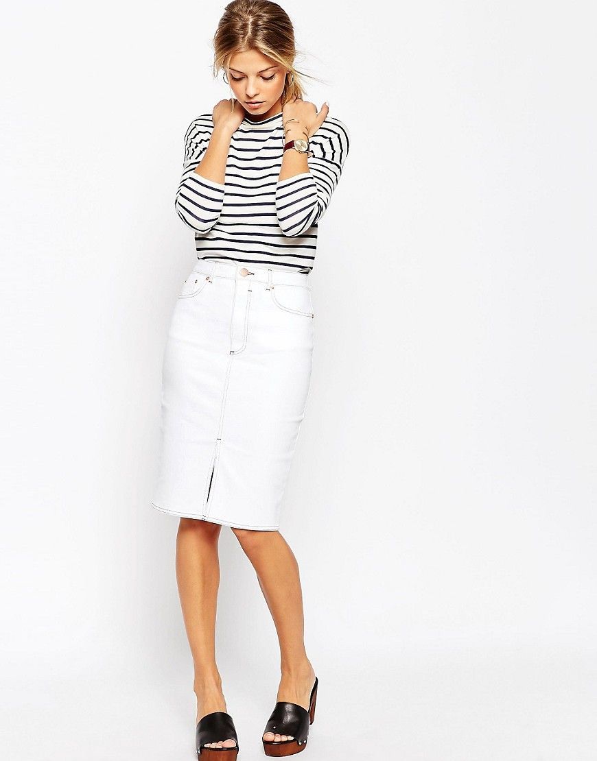 A white pencil skirt is suitable for walking and for business meetings
