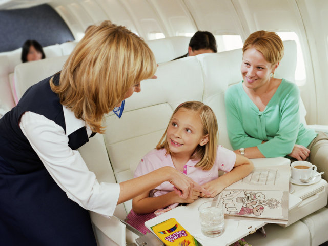 Les règles de transport des enfants dans un avion: documents qui peuvent et ne peuvent pas être emmenés avec vous au salon d'avion. À quel âge un enfant peut-il voler dans un avion sans escorte? Comment voler avec un bébé dans un avion: recommandations. Que pouvez-vous emmener un enfant dans un avion?