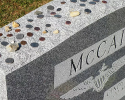 Βρείτε χρήματα στο νεκροταφείο: Σημάδι. Γιατί να βάλετε χρήματα σε ένα μνημείο στο νεκροταφείο;