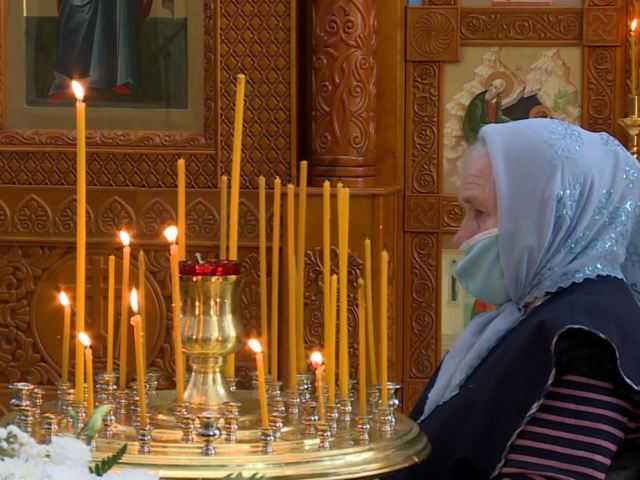 Mengapa nenek di gereja memadamkan lilin?