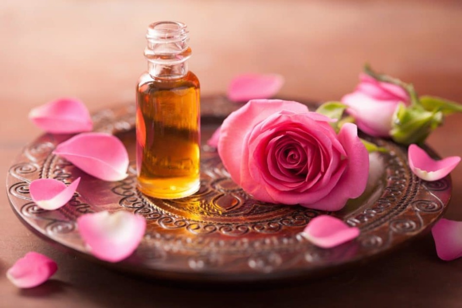 Roza olje pomaga obnoviti kožo vek in trepalnic po stresu, povečanje