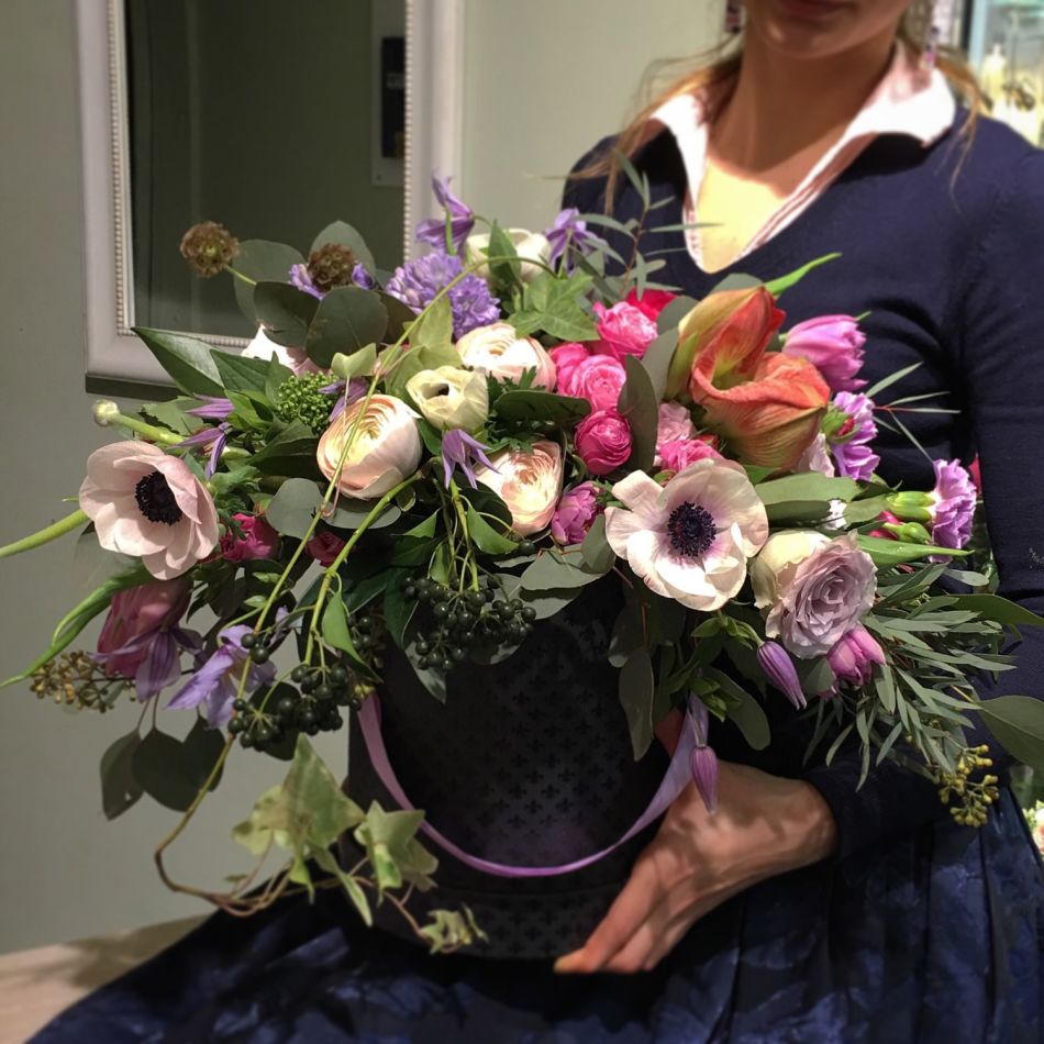Bouquet spectaculaire et luxuriant dans une boîte de fleurs de champ