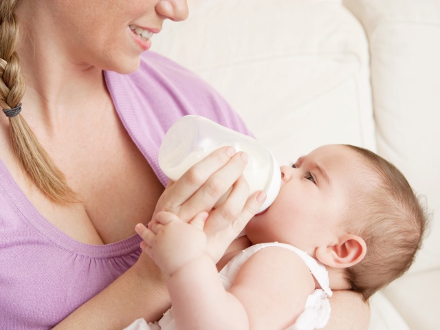 ¿Por qué la barbilla, el labio inferior, la cabeza, las manos del recién nacido temblan? Qué hacer si la barbilla está temblando en el bebé: consejo de los médicos, las revisiones de mamá